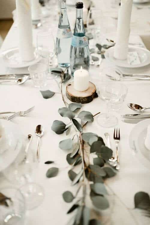 Minimalist rustic wedding table decor