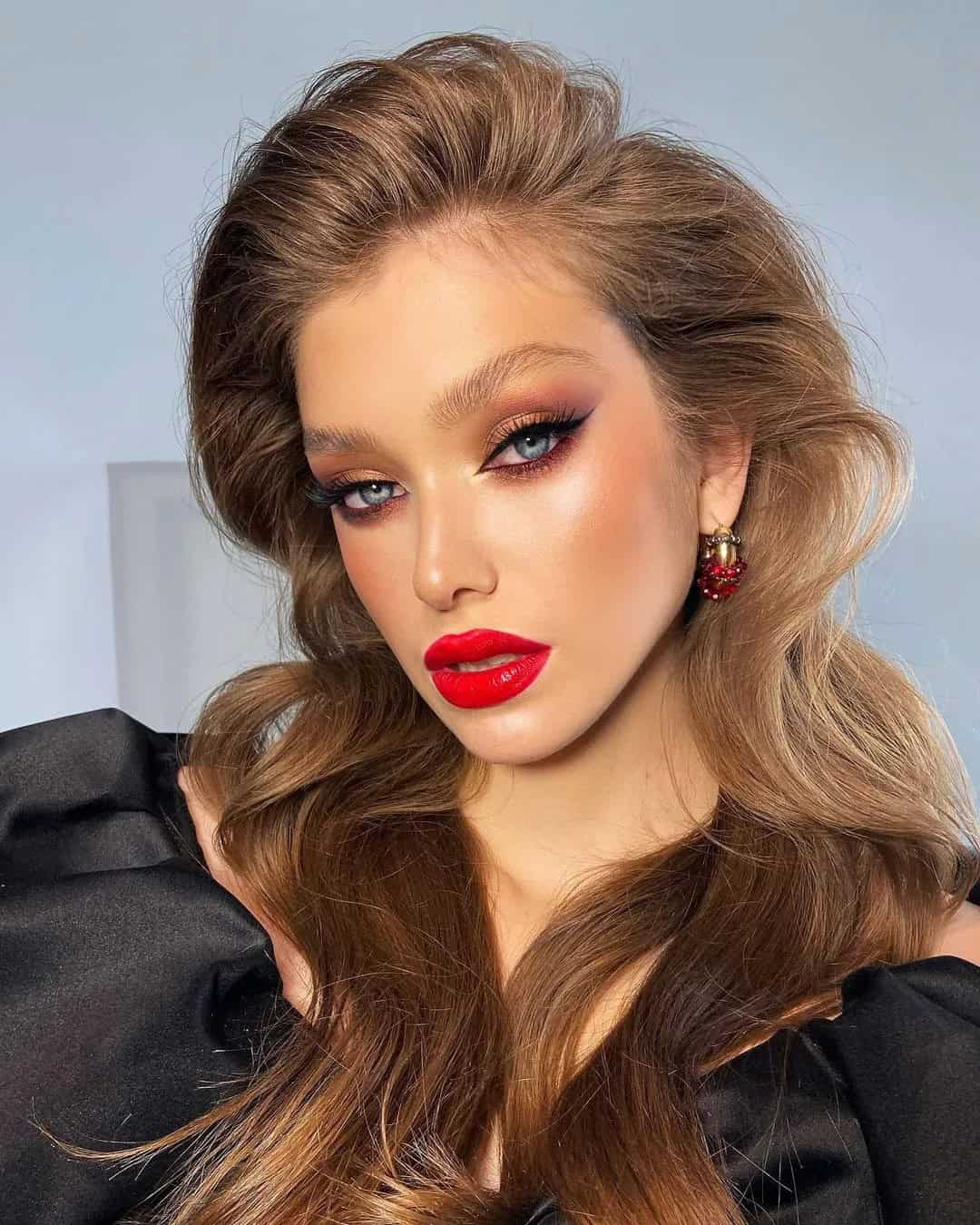 Smokey Eyes With Red Lips