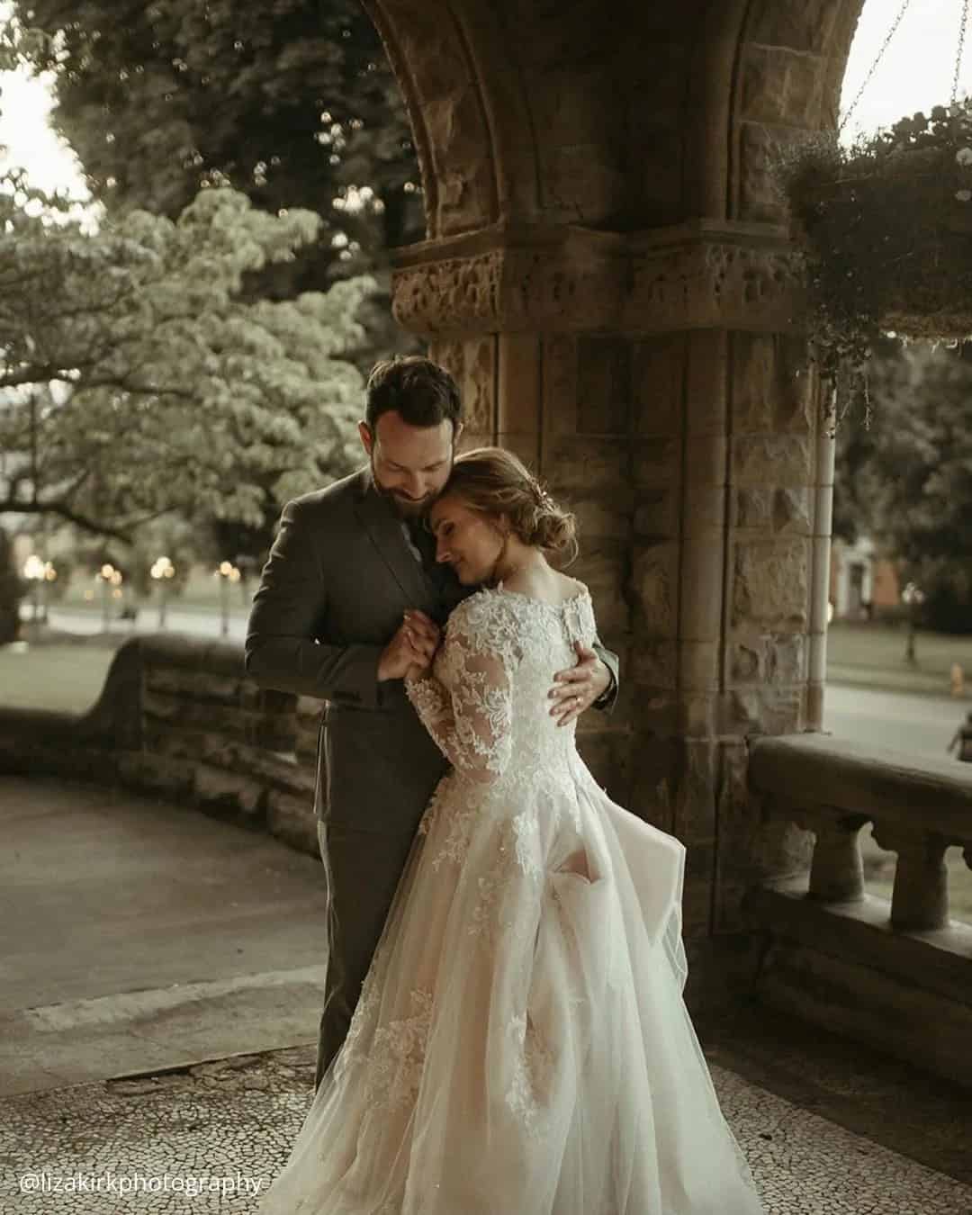 Romantic Photos of the Groom and Bride