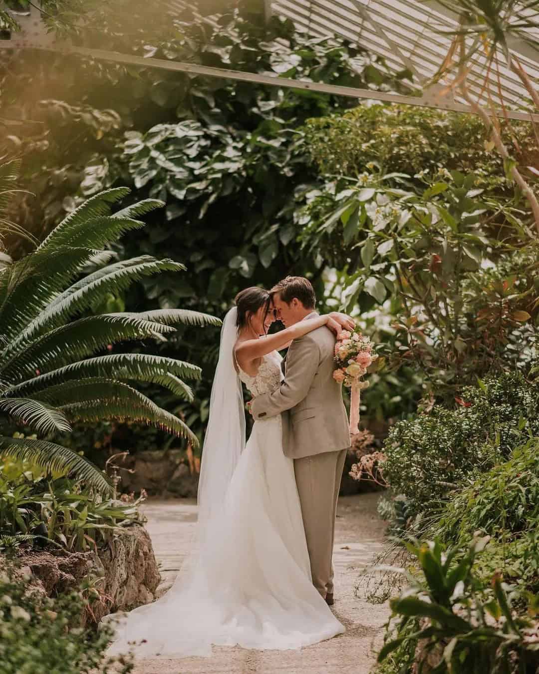 Wedding Photos Ideas in a Garden