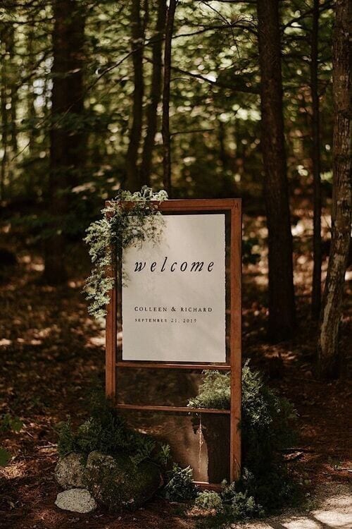 Minimalistic welcome sign