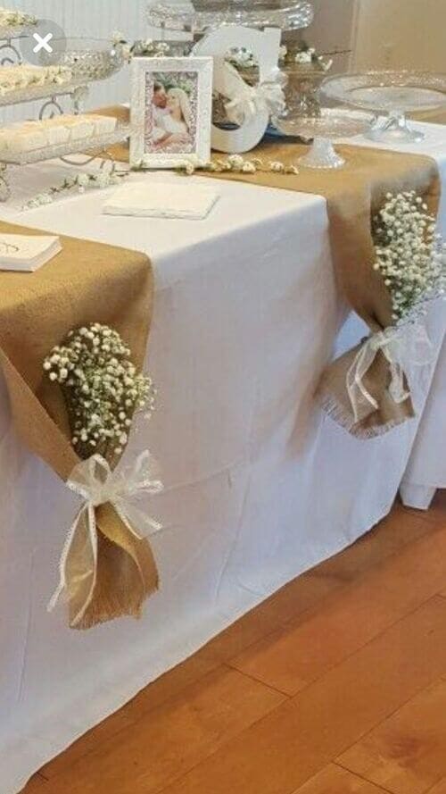 Baby’s breath and burlap table decor