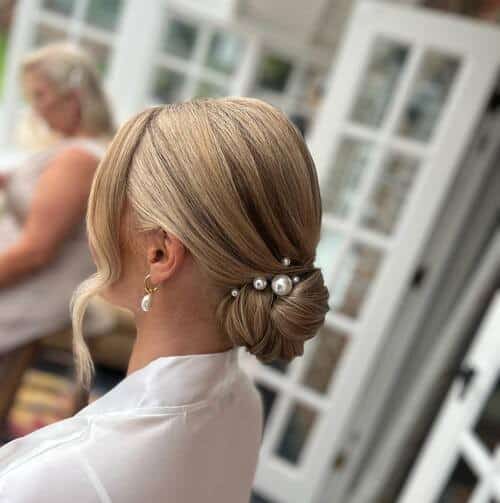 A chignon with pearls