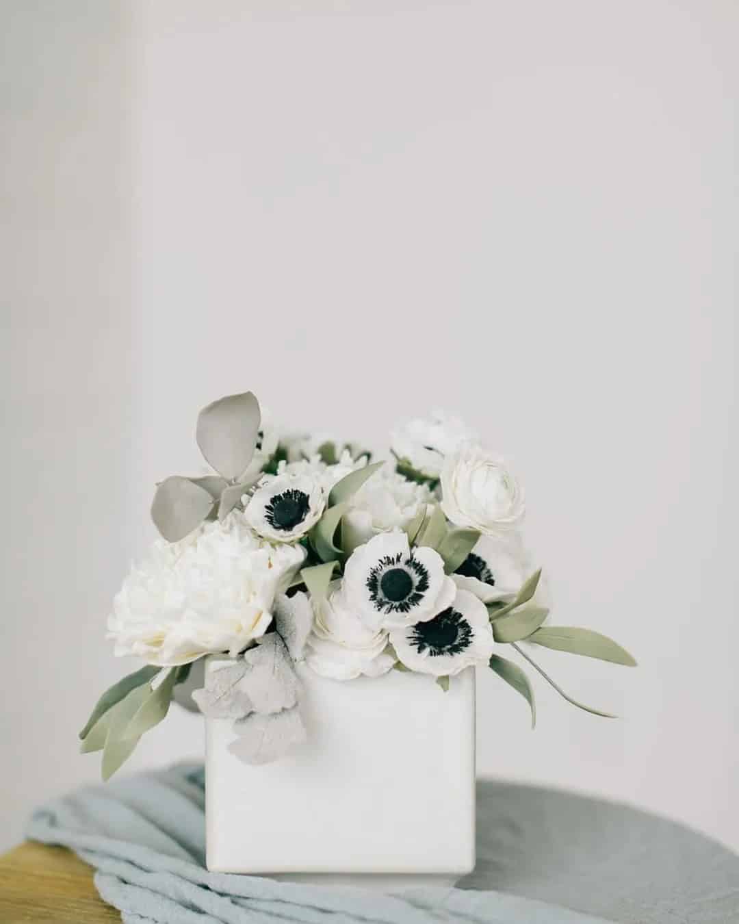 Cake With Black And White Wedding Flowers