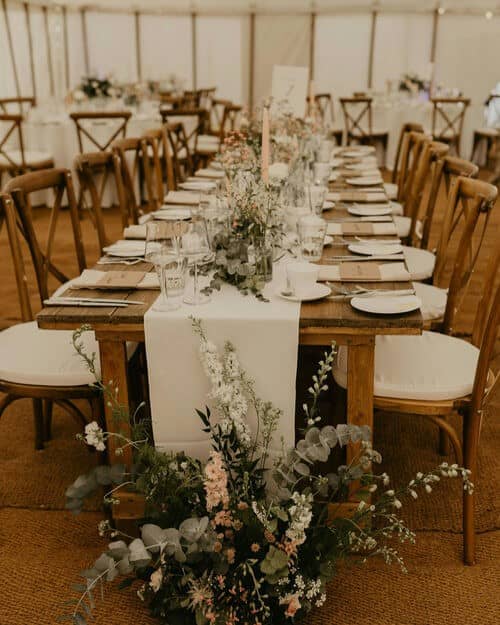 Earthy tones and table runners