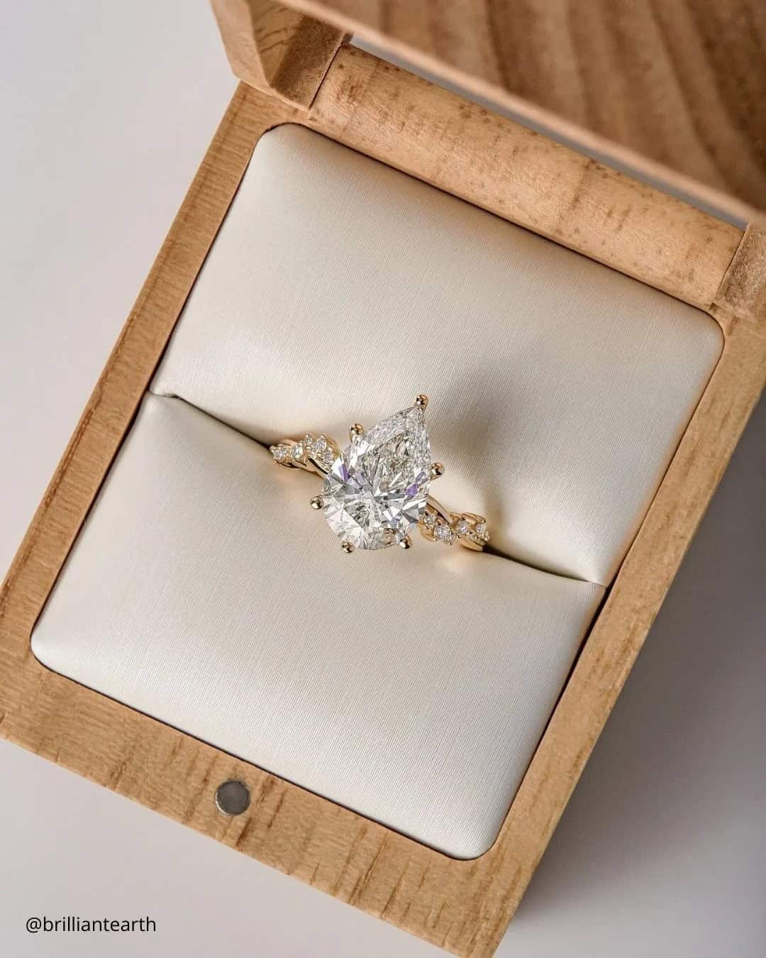 Pear Cut Engagement Rings