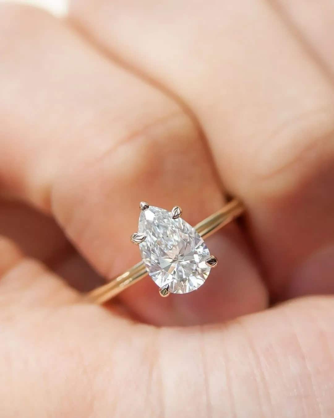 Pear Cut Engagement Rings