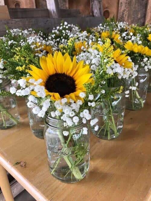 White and yellow bring joy to the table