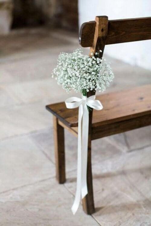 Baby’s breath and ribbon aisle decor