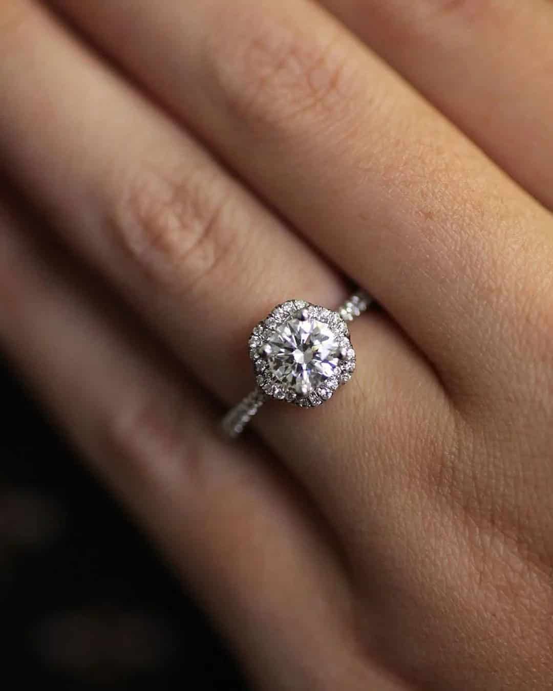 Round Cut Engagement Rings