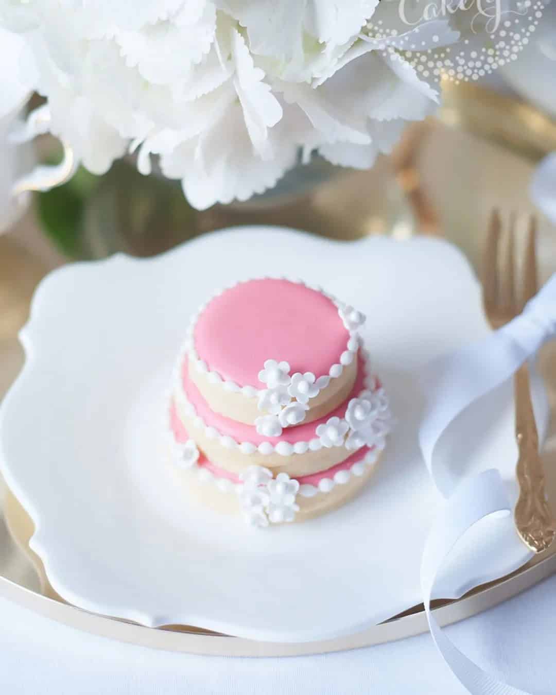 Spectacular Stacked Wedding Cake Cookies