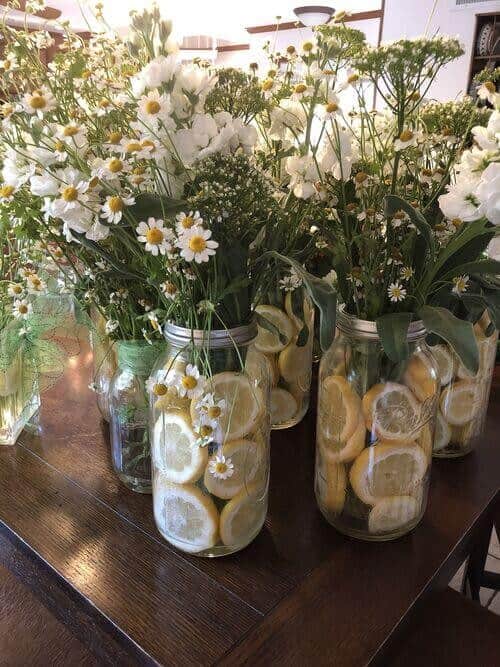 Mason jars filled with daisies in lemon slices