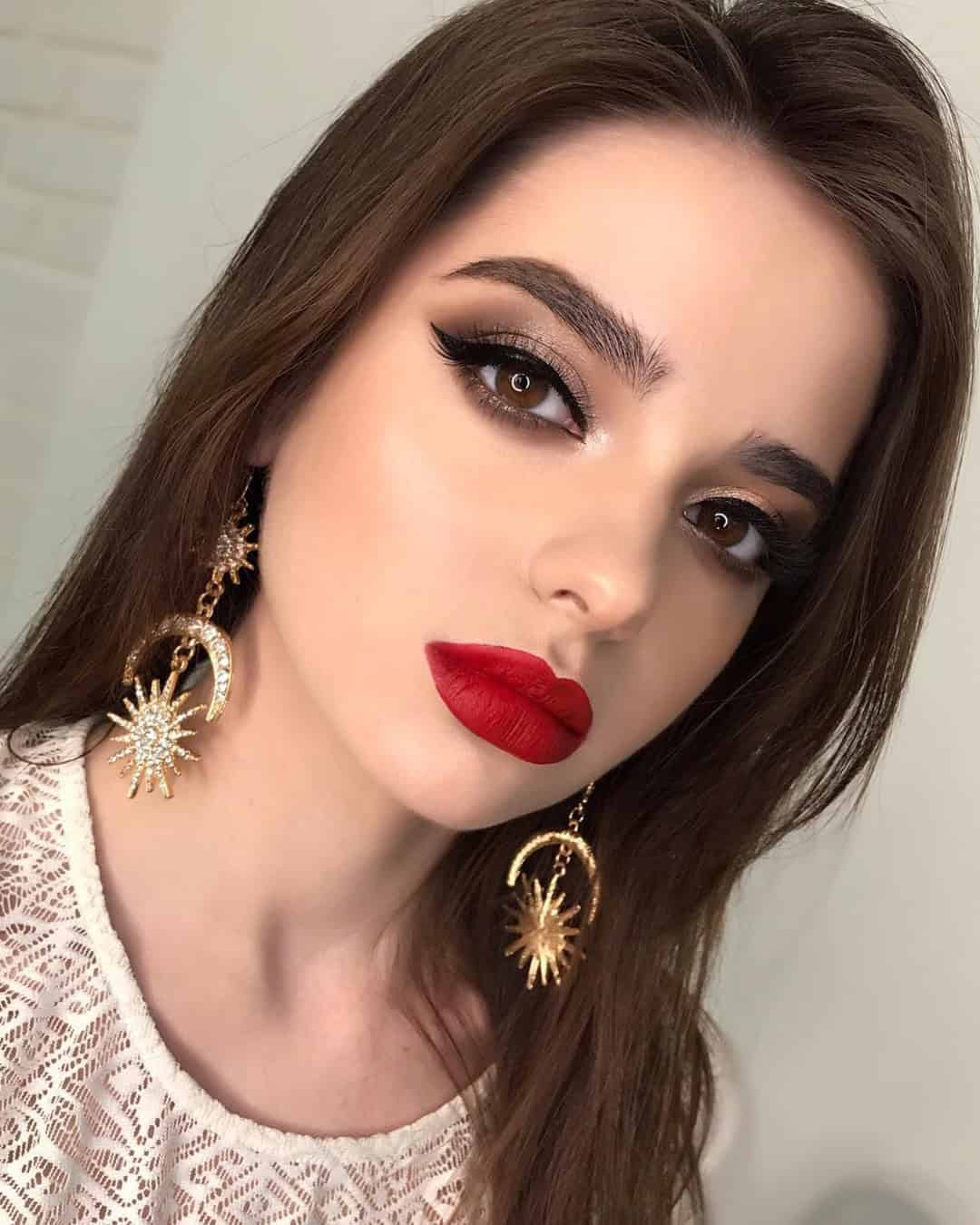 Smokey Eyes With Red Lips