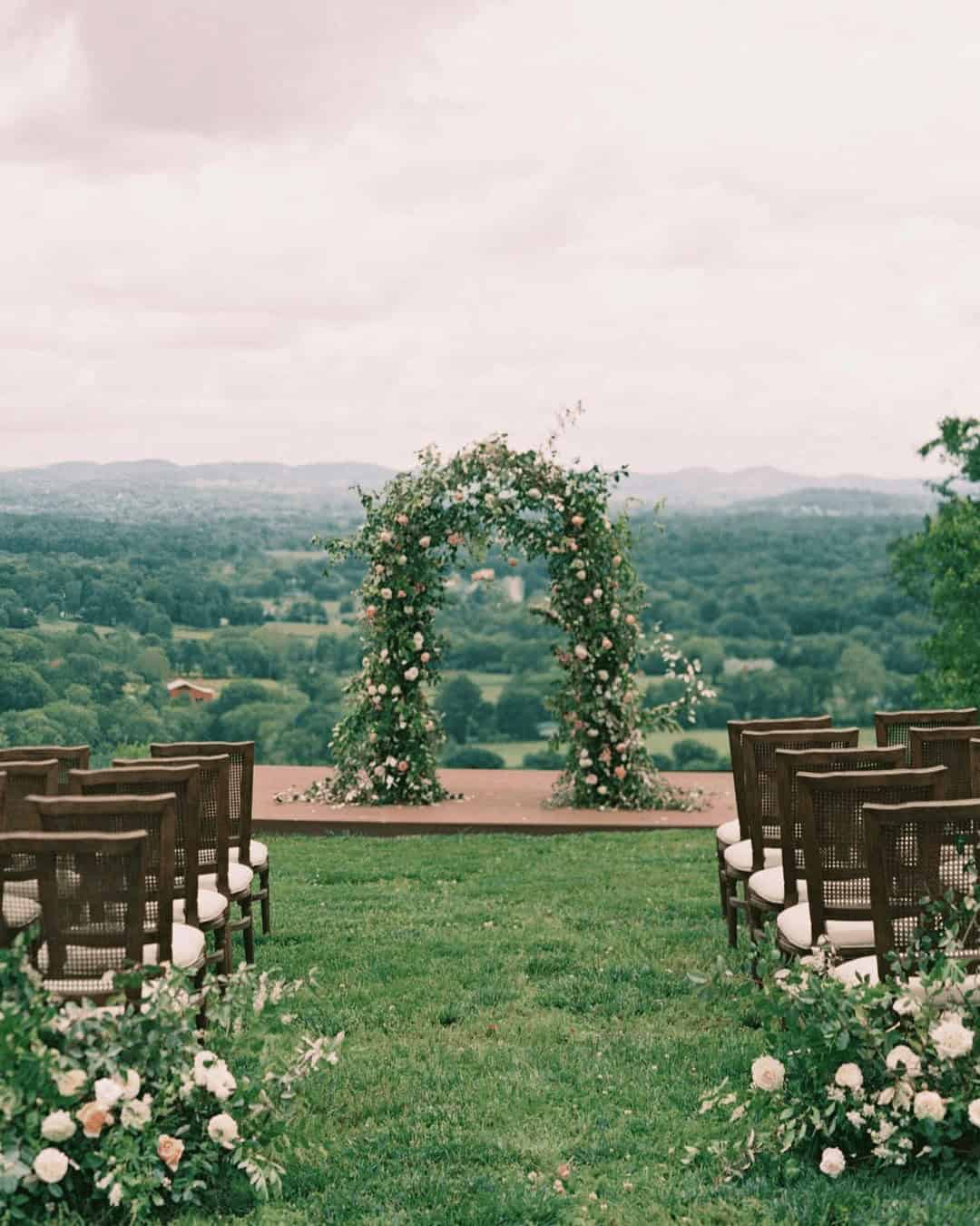 Natural Wedding Ceremonies With Flowers