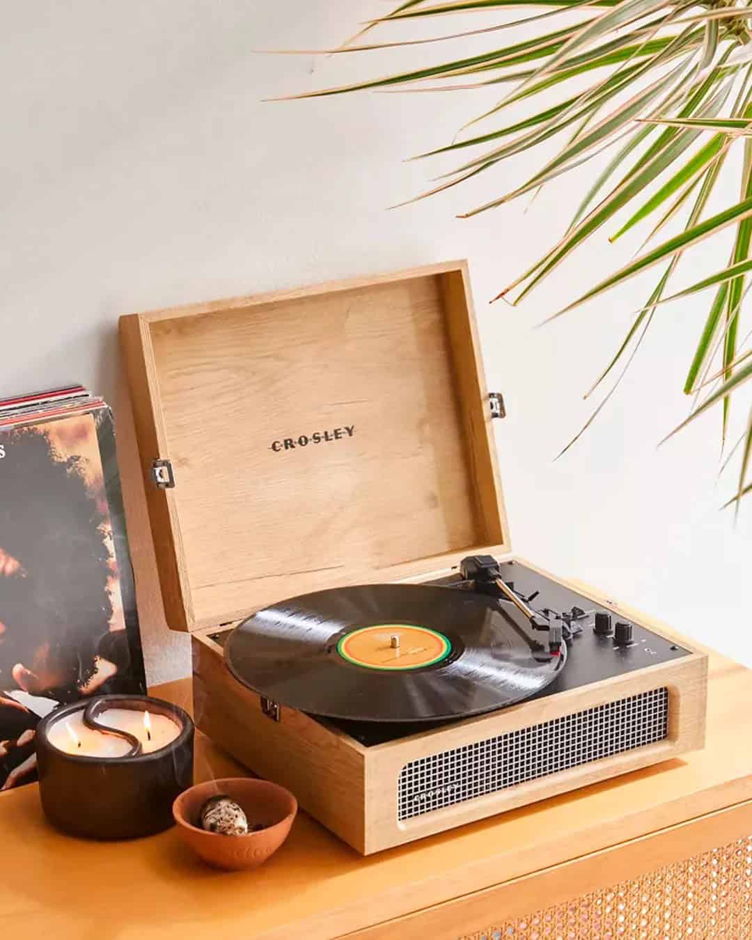 Record player with vinyls