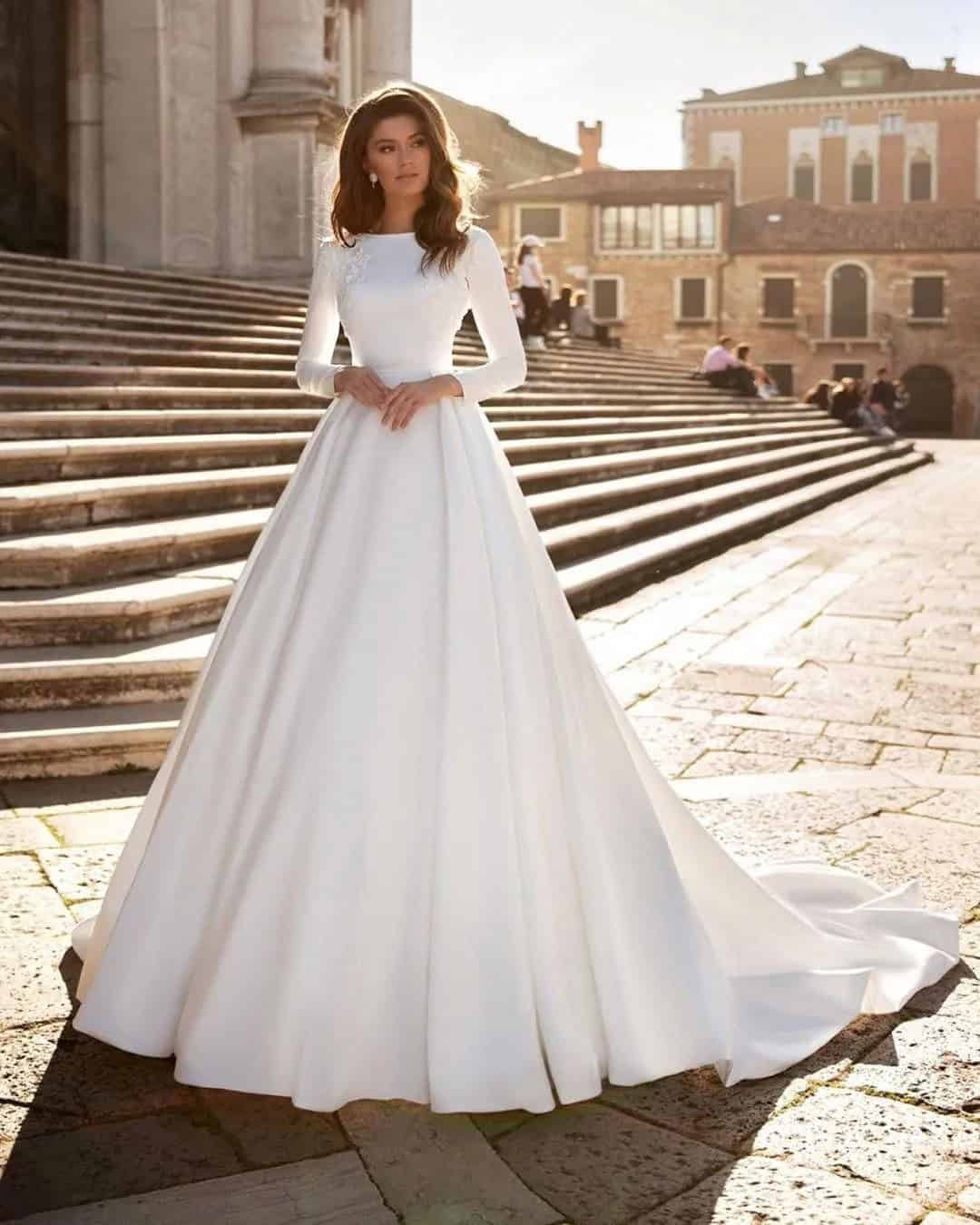 Simple Long Sleeve Wedding Gowns