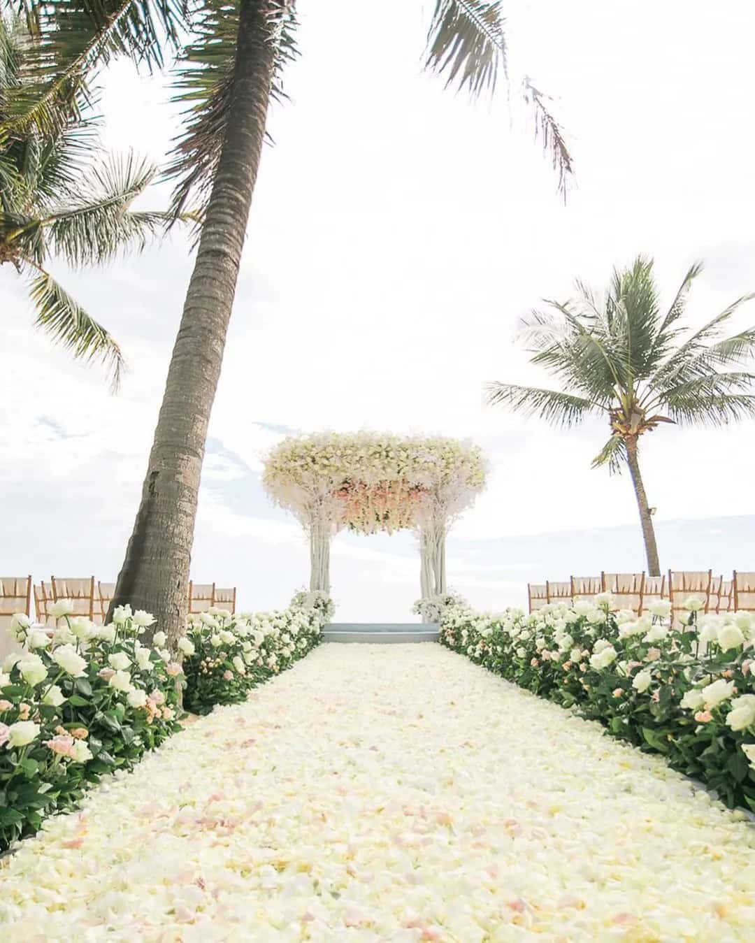 White Wedding Decoration Ideas For Aisle