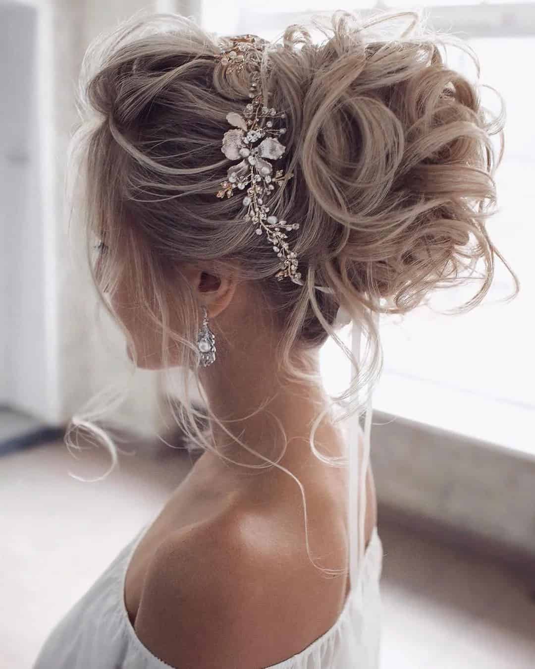 Classic Curly Hairstyles For Wedding