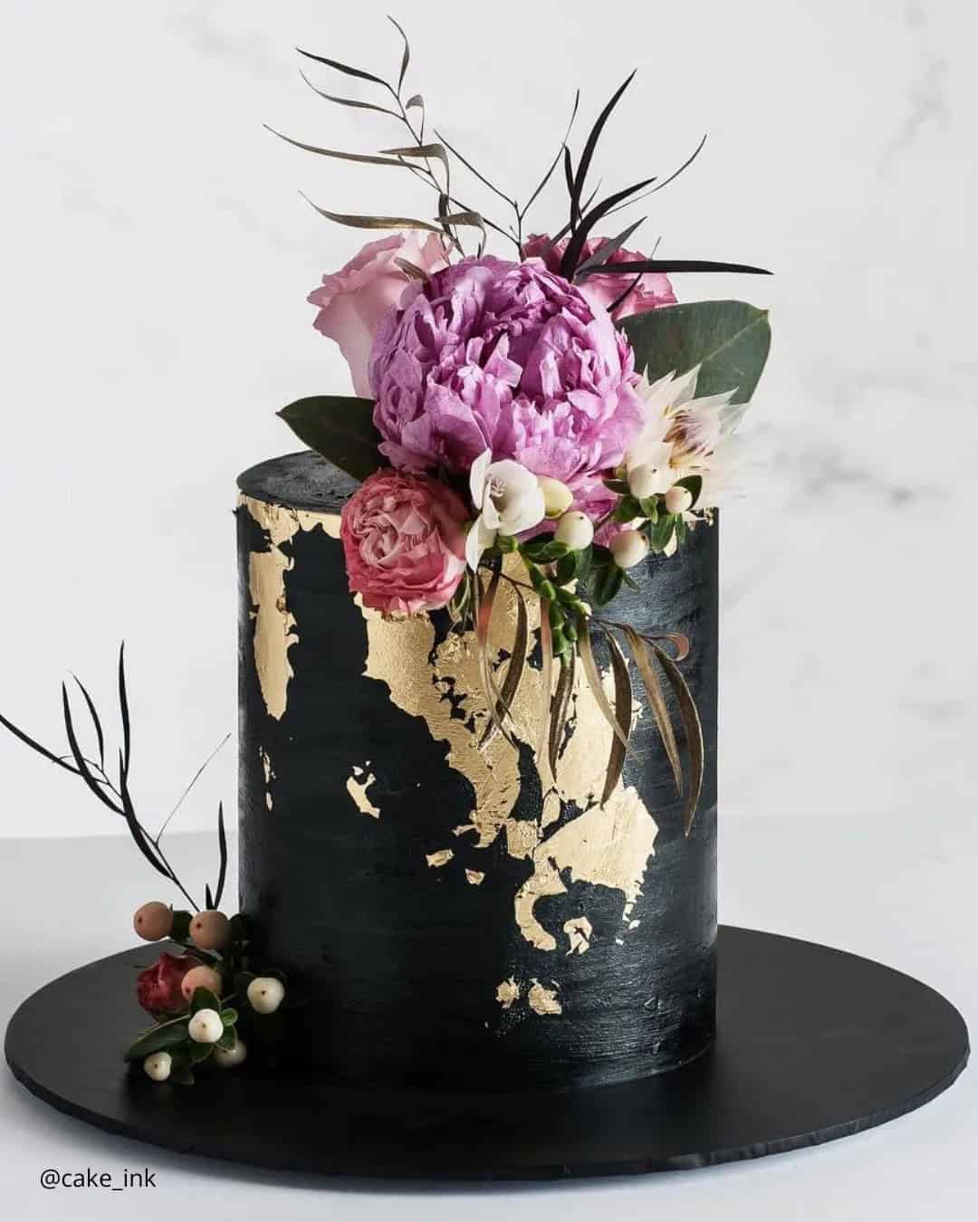 Gold And Black Cakes For Minimalistic Weddings