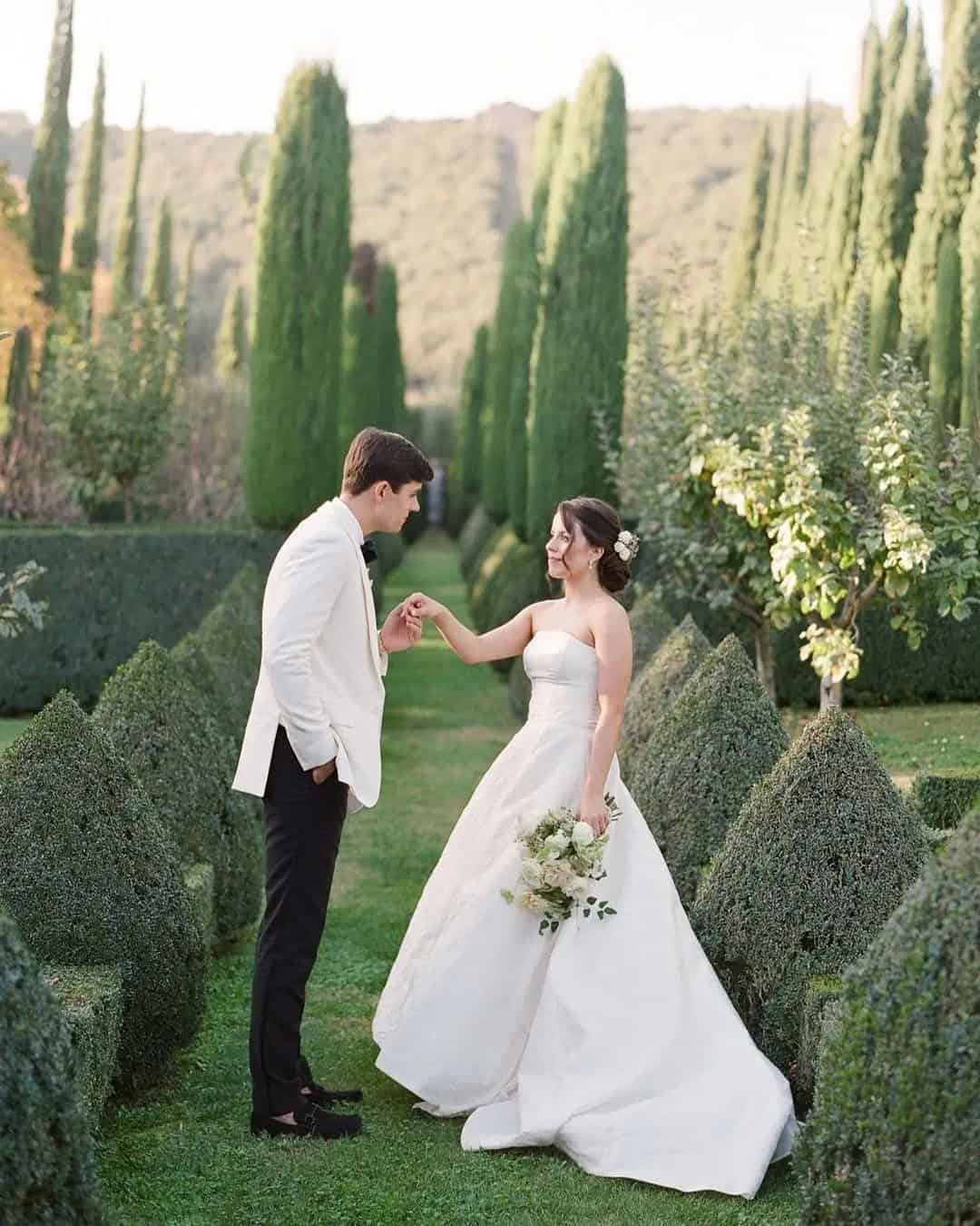 Poses For Romantic Wedding Photos