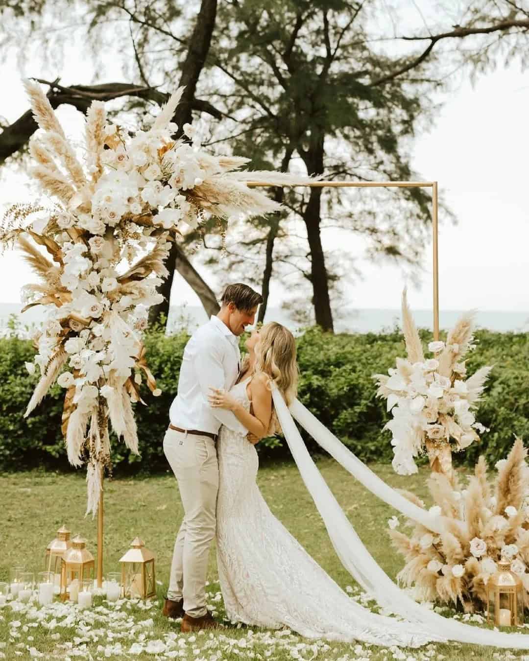 The DIP Pose On Wedding Photos