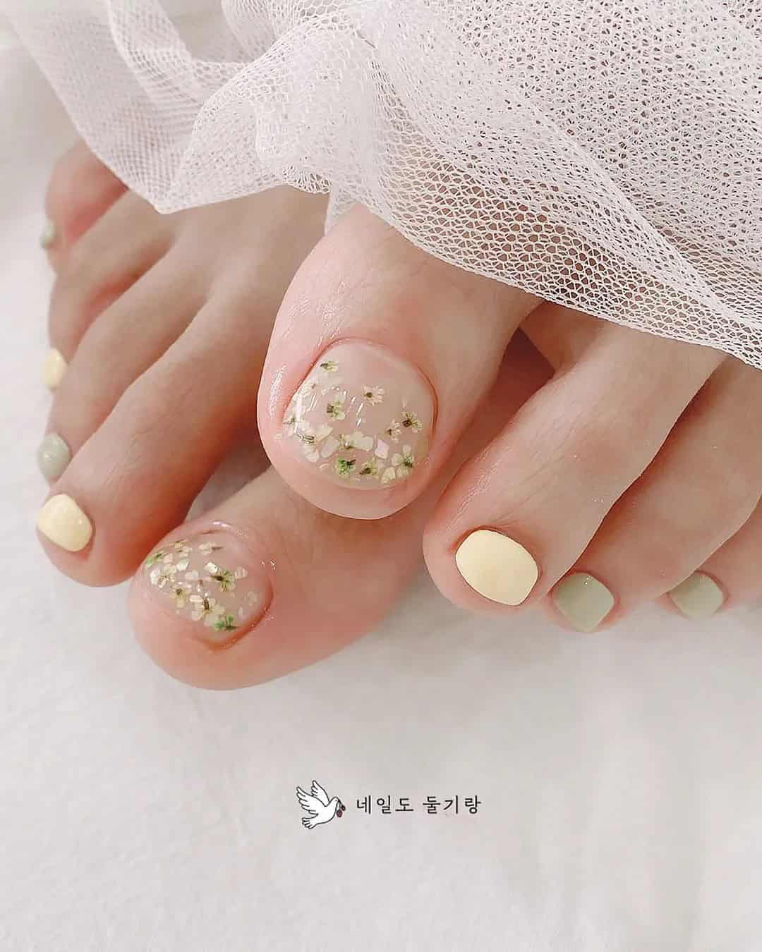 Floral Patterns Toe Nails