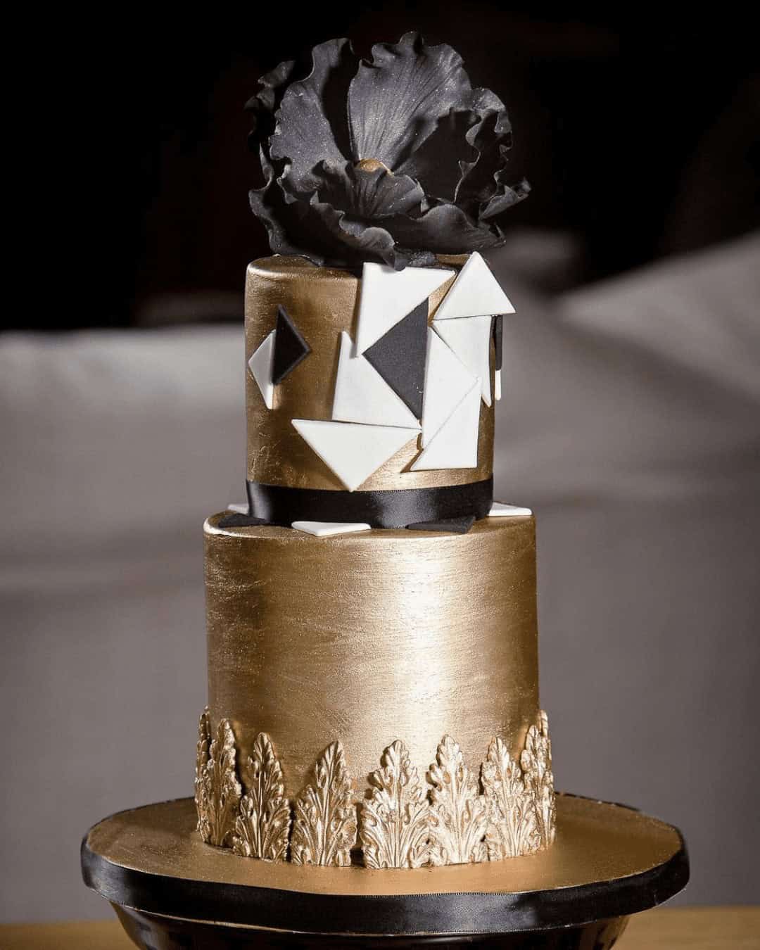 Gold And Black Cakes For Minimalistic Weddings