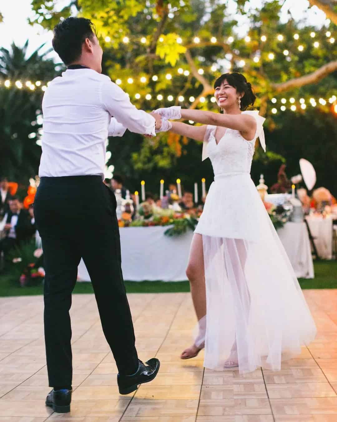 Traditional Wedding Photos the First Wedding Dance