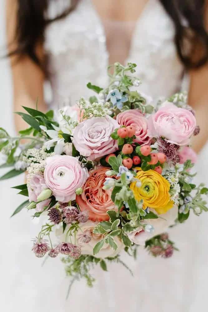 “Wedding Bouquets With Roses