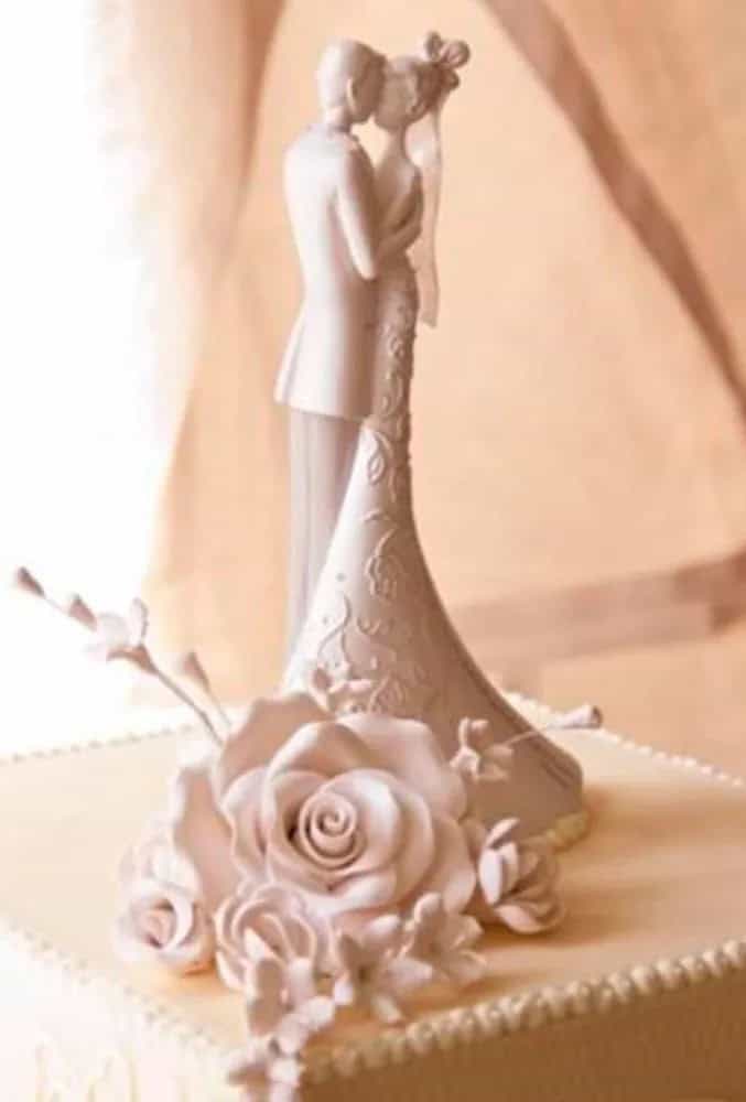 Romantic Groom And Bride Figures