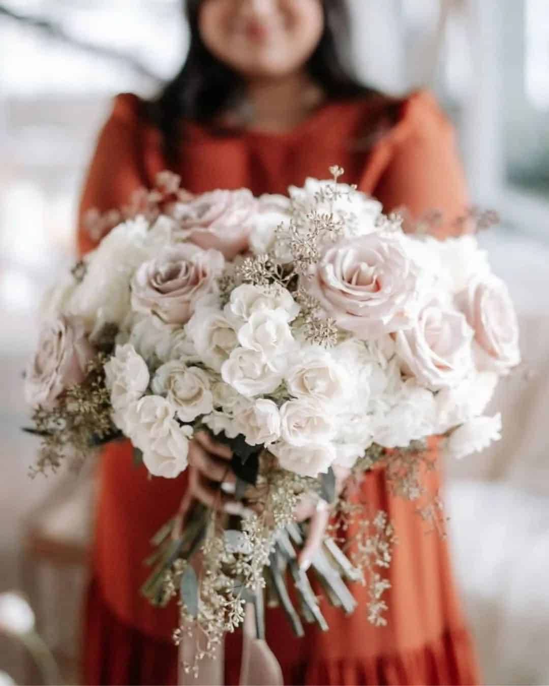 Classy Ideas for Creamy White Bouquets