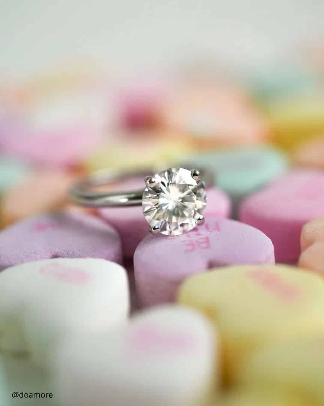 Round Cut Engagement Rings