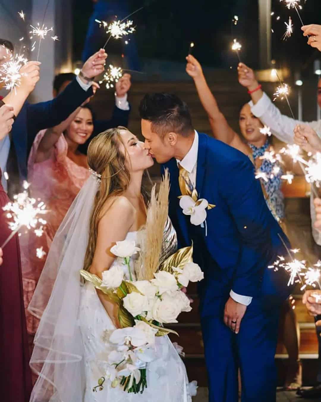 Incredible Night Wedding Photos With Sparklers