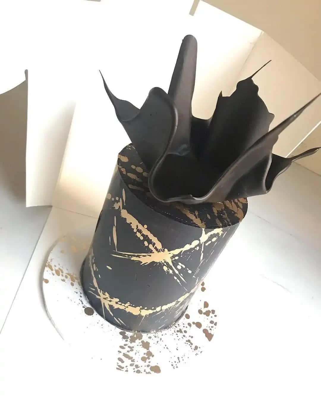 Gold And Black Cakes For Minimalistic Weddings