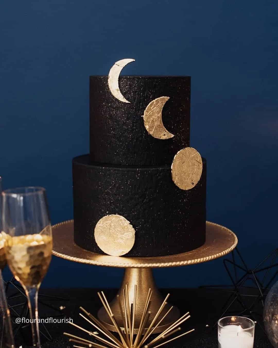 Gold And Black Cakes For Minimalistic Weddings