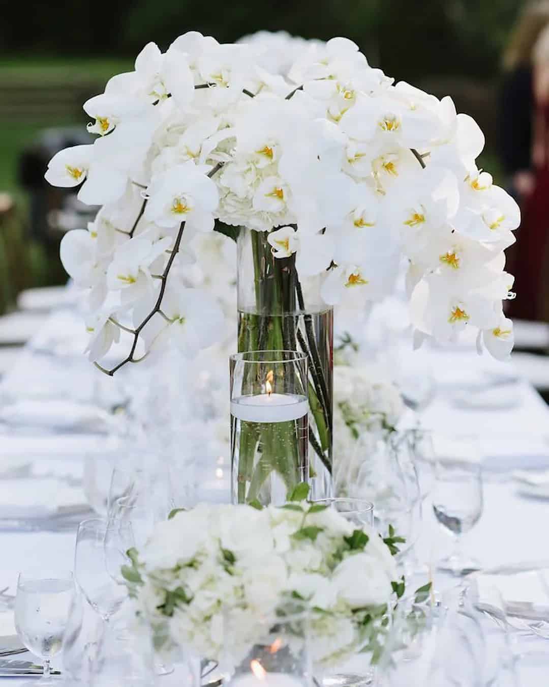 Elegant All White Wedding Décor Centerpieces Ideas