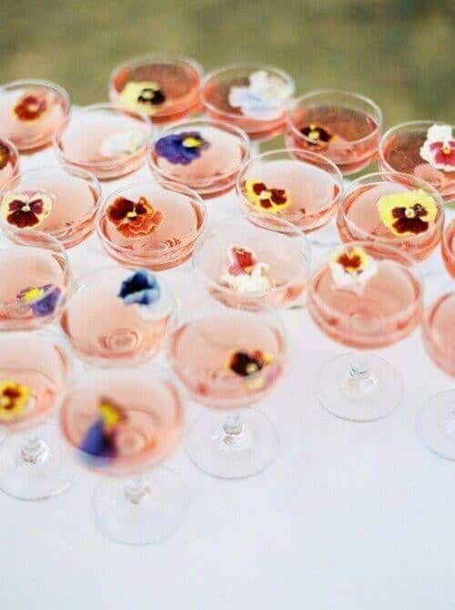 Edible flowers in drinks