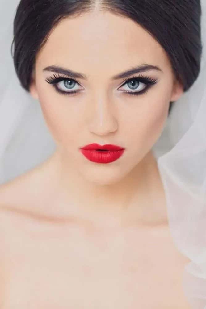 Photo 13-15: Bright Red Lips For Brunettes